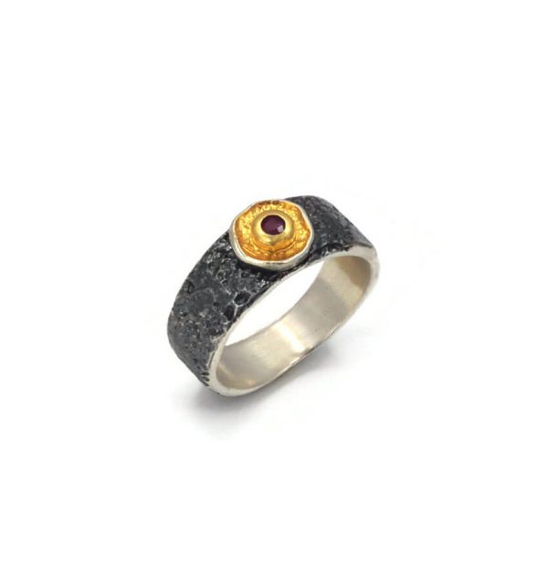 Ring von Eva Stone in Silber 925/000 vergoldet und oxidiert mit Rubin