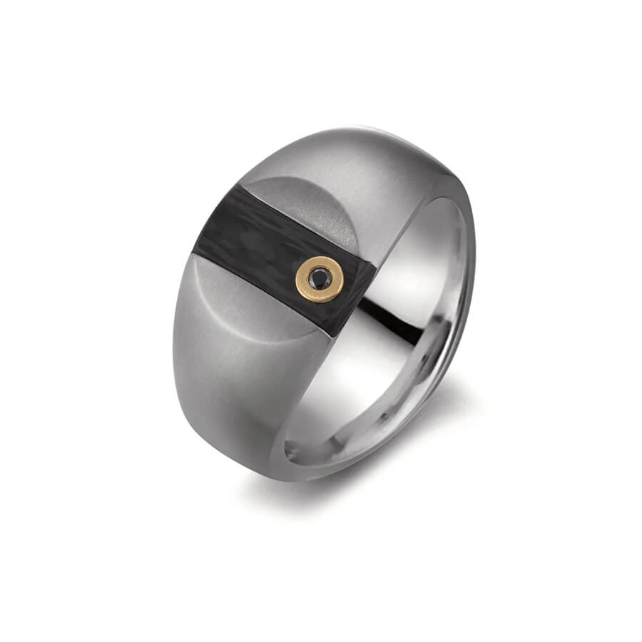 Herrenring aus Titan und Carbon mit 750/00 Gelbgoldeinlage und schwarzem Diamant