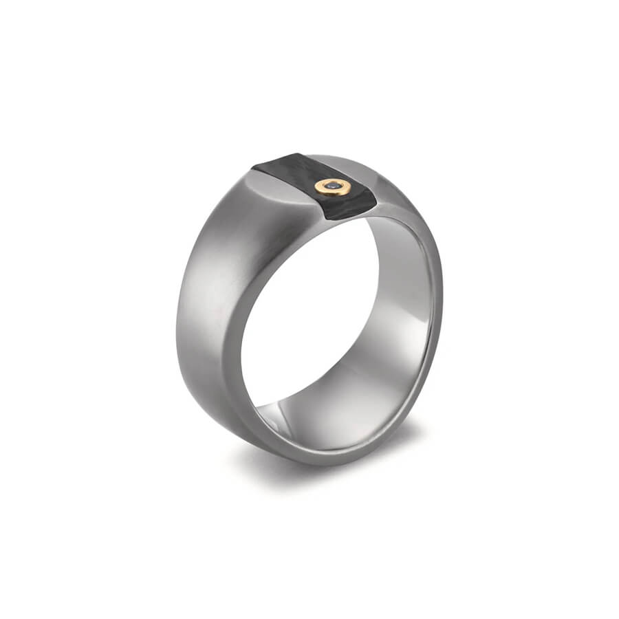 Herrenring aus Titan und Carbon mit 750/00 Gelbgoldeinlage und schwarzem Diamant – Bild 3