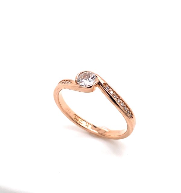 Solitärring Rosègold 585/000 mit seitlichem Diamantbesatz